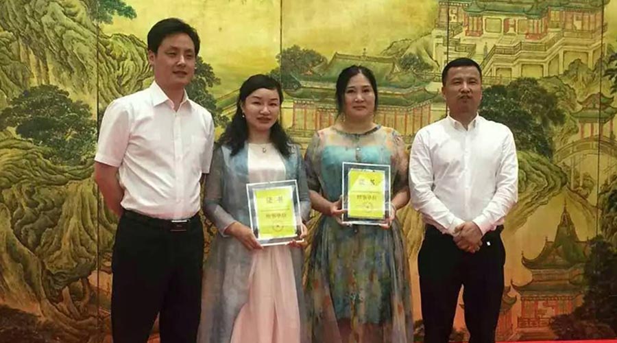 高研院秘書長、副秘書長、諾貝思董事長合影