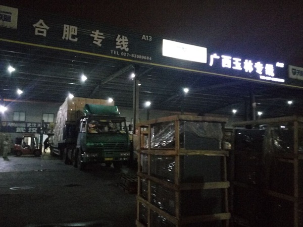 戈爾曼服裝廠定制500kg燃氣蒸汽發(fā)生器配套熨燙設備使用發(fā)貨案例圖