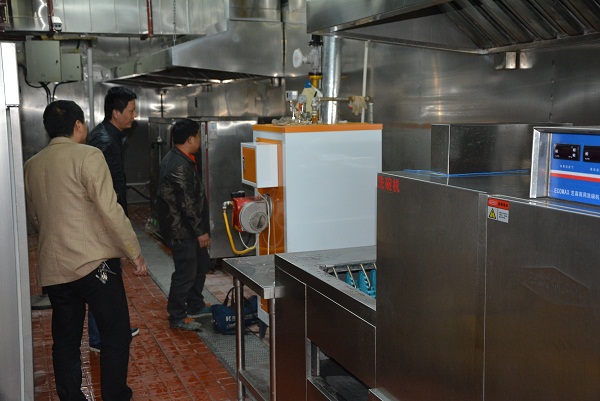 仙桃精英學校食堂300kg全自動燃氣蒸汽發(fā)生器現(xiàn)場安裝調試 