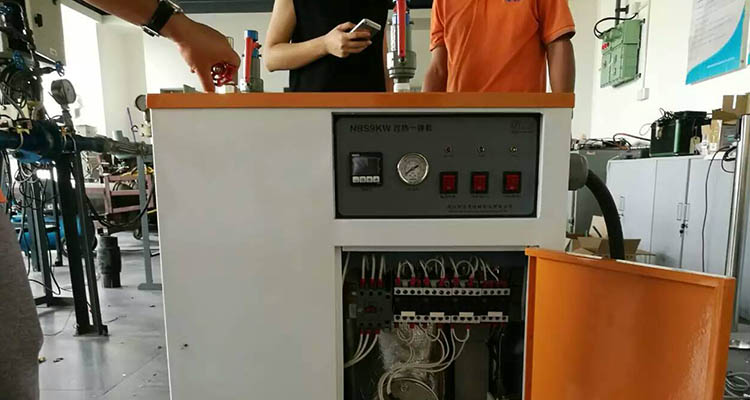 諾貝思技術團隊為大學實驗室安裝蒸汽發(fā)生器