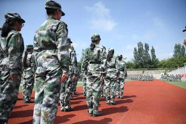 橡膠跑道上軍訓(xùn)