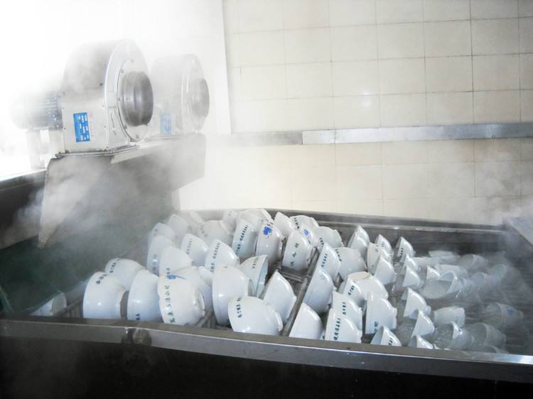 使用蒸汽發(fā)生器進行餐具高溫蒸汽消毒