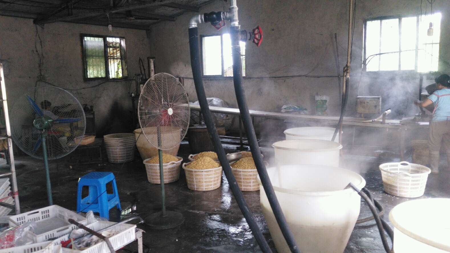 煮豆?jié){加工廠使用火排效果不好，換上燃氣蒸汽發(fā)生器熱效高，加快企業(yè)高效生產