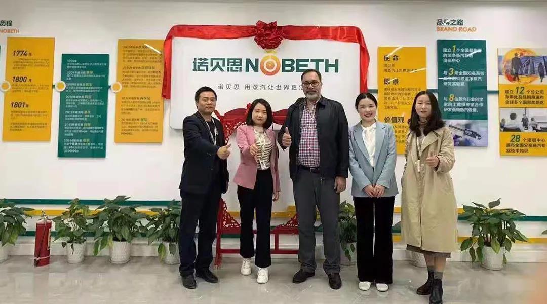 馬來西亞橡膠輪胎制造商于蒸汽發(fā)生器廠家與員工合影 馬來西亞橡膠輪胎制造商于蒸汽發(fā)生器廠家與員工合影