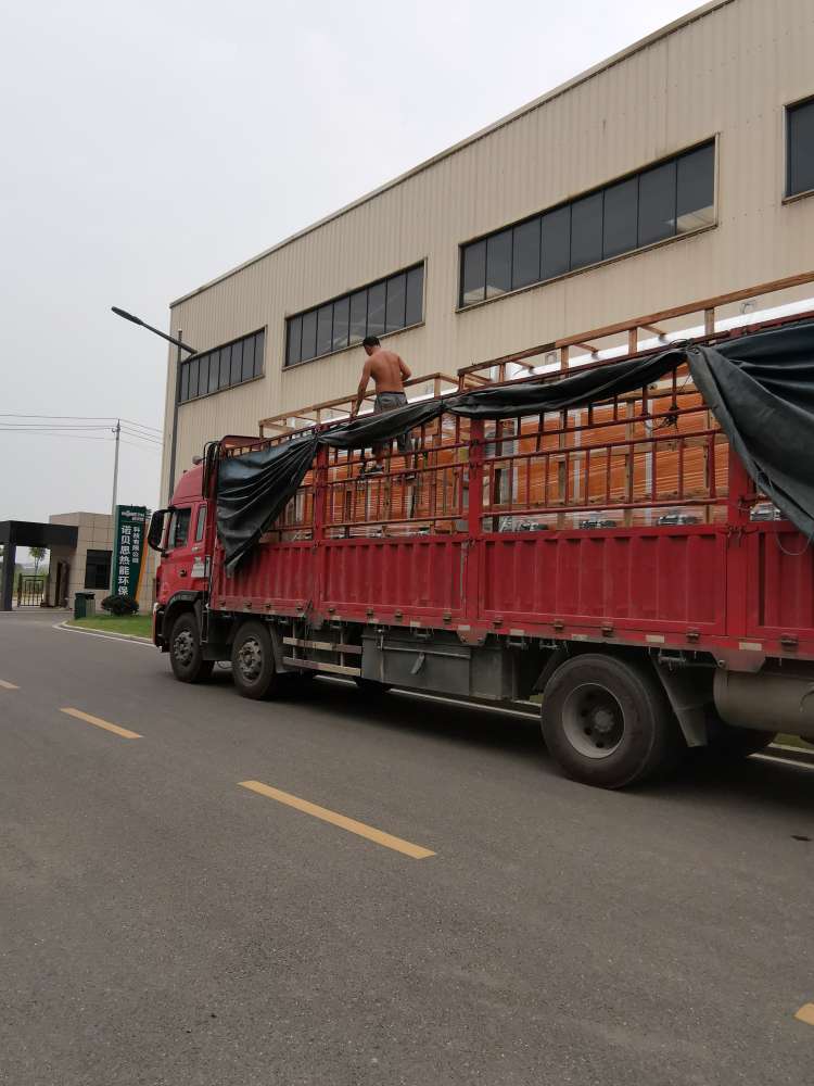 工人們正小心安頓好兩臺(tái)1T低氮燃?xì)庹羝l(fā)生器，畢竟發(fā)往黑龍江路途遙遠(yuǎn)呀