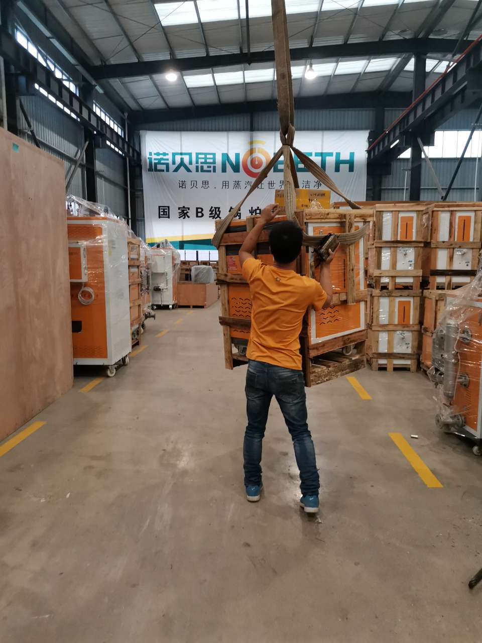 諾貝思的工廠工人們正在小心翼翼的吊裝包裝好的混凝土預制構件小型蒸汽發(fā)生器